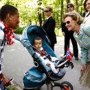 Queen Sonja with Tshegofatso Nesvåg and her son Simon (1) during the visit to the Palace on the Water (Photo: Lise Åserud / NTB scanpix) 